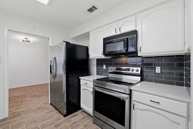Building Photo - 14230 Montaigne Dr