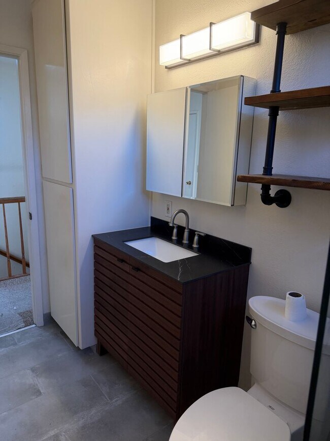 Building Photo - Charming Live Oak Townhome – Completely Renovated & Move-In Ready!