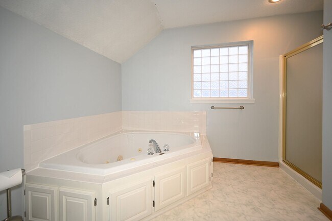 Building Photo - 4 Bedroom,2.5 Bath with 2-car garage Platt...