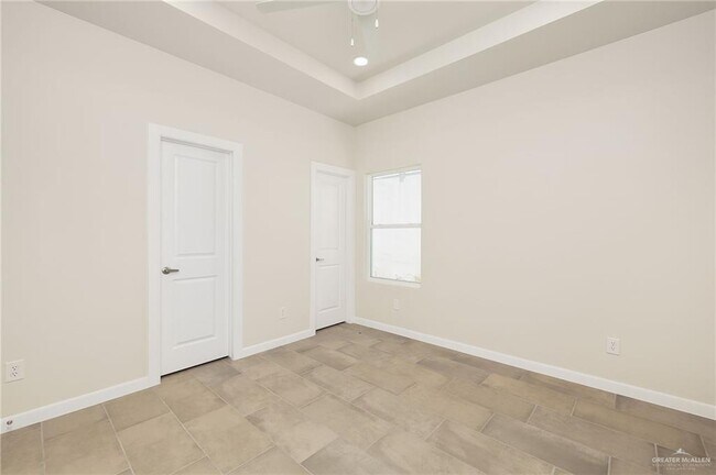 Building Photo - 13 E Iris Ave