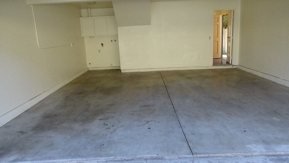2 car garage - 721 Summerwood Ln