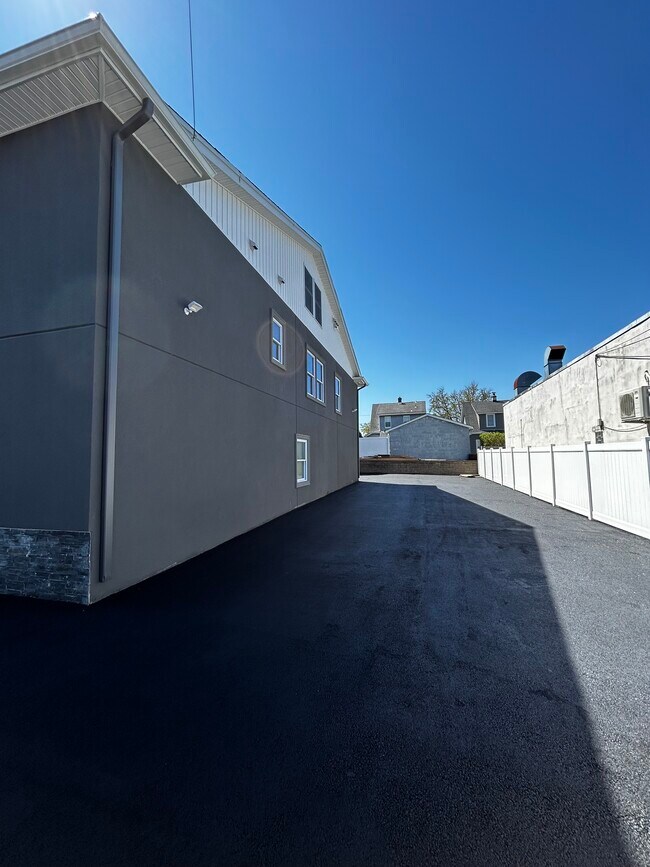 Building Photo - 948 Paterson Ave