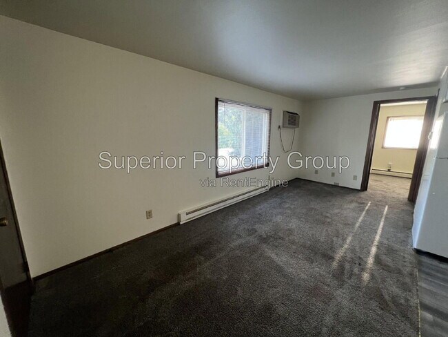 Building Photo - 714 N Oak St