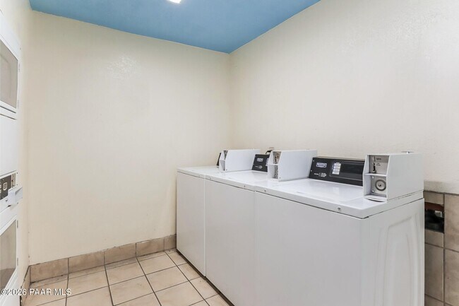 Building Photo - 455 W Kelso St