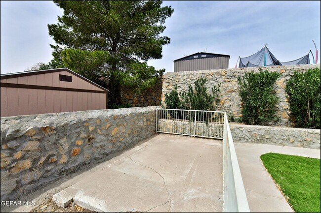 Building Photo - 853 Nita Fay Dr