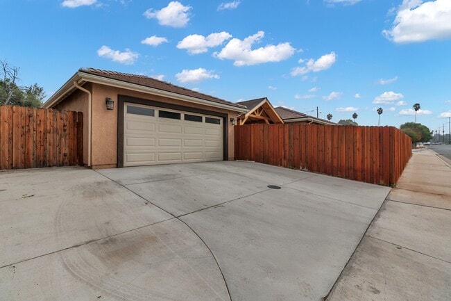 Building Photo - 7695 Freda Ave