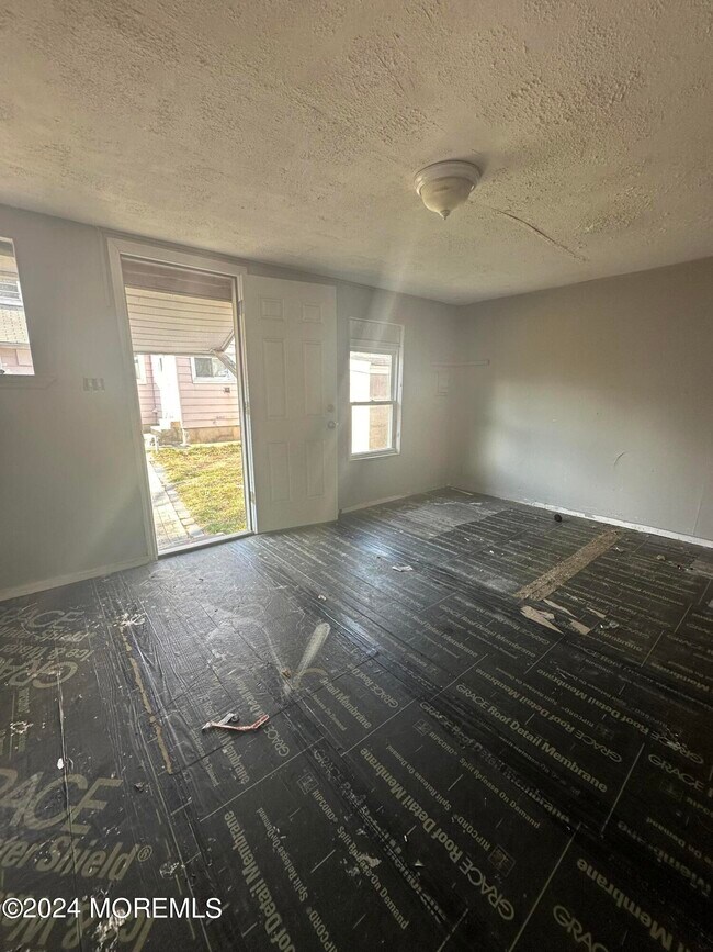 Building Photo - 56 Steiner Ave