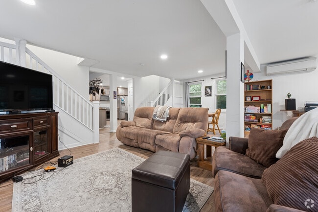 Interior Photo - Fully Renovated Cypress St Student Housing!