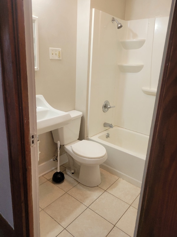 Building Photo - 305 Cascade St