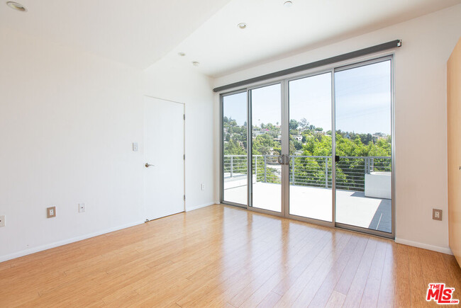 Building Photo - 3907 De Longpre Ave