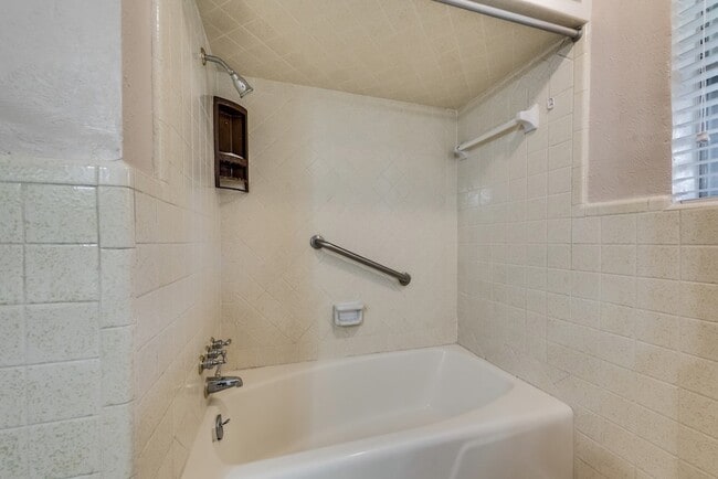 Building Photo - 2240 Babalos Ln