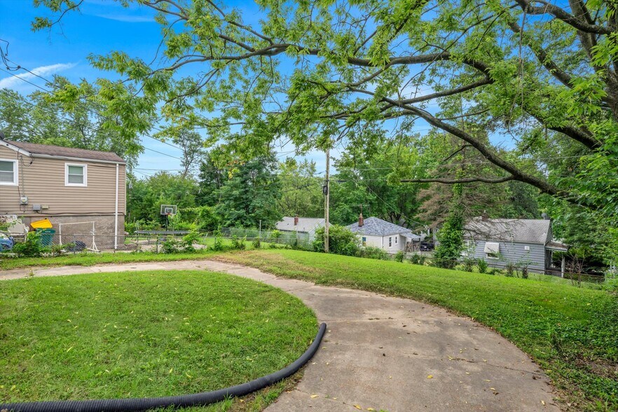 Building Photo - 7120 Roslyn Dr