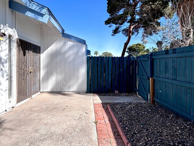 Building Photo - Loft-Style Townhouse for Rent!