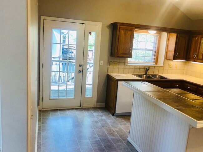 Building Photo - {1601} Spacious Duplex + Two Car Garage + Finished Basement + Fort Osage School District