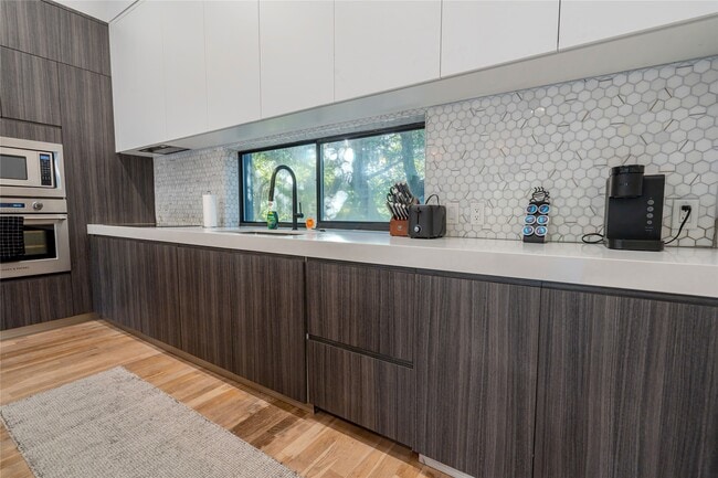 Building Photo - 709 Memorial Heights Dr