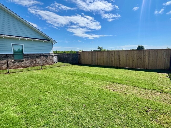 Building Photo - Large 1 Bed, 1 Bath in Beautifully Well-Ma...