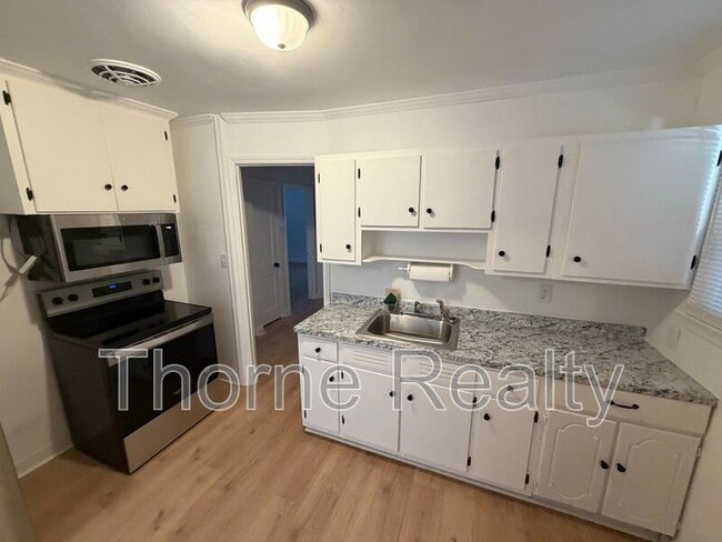 Building Photo - 1004 Moore St