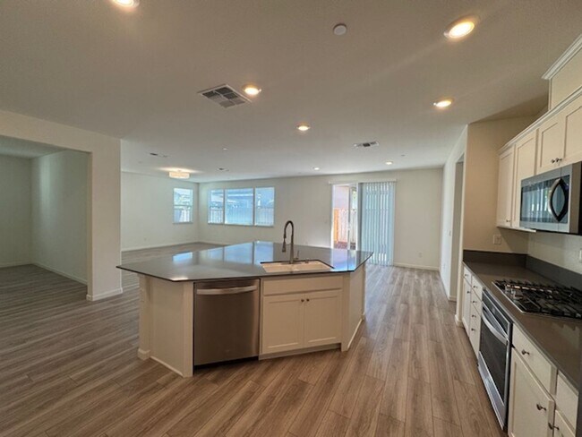 Building Photo - Beautiful, Single Story 3 Bedroom Home in ...
