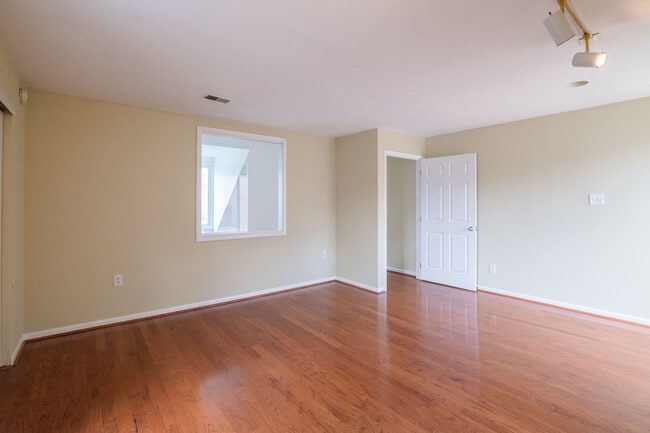 Building Photo - Beautiful Three Bedroom in Washington Square West