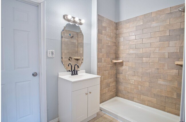 Building Photo - Convenient Home near Downtown's Heart