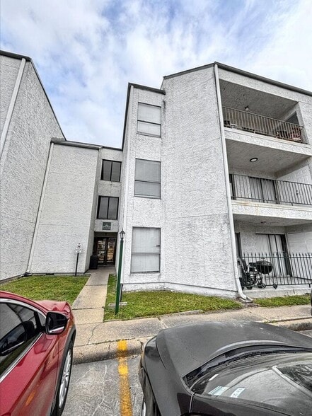 Building Photo - 2830 S Bartell Dr