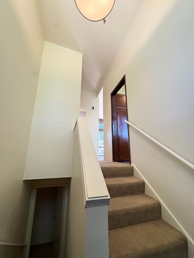 Building Photo - Mid-century modern view 3 bed house on top private drive with view of valley