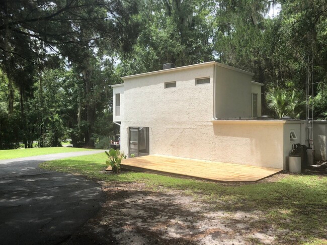 Building Photo - Close proximity to Lake Wauburg & Payne's ...