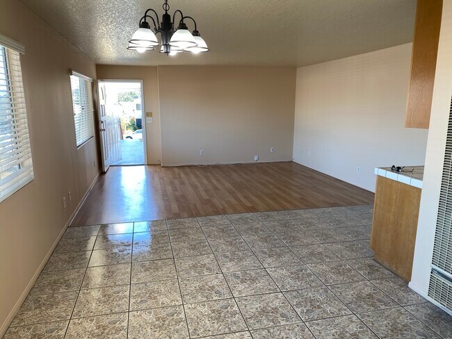 Building Photo - 668 W 19th St