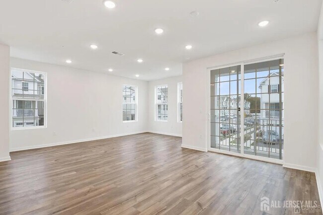 Building Photo - 735 Station Rd