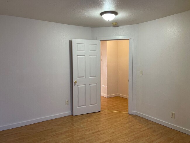 Building Photo - Adorable 3 Bedroom Home