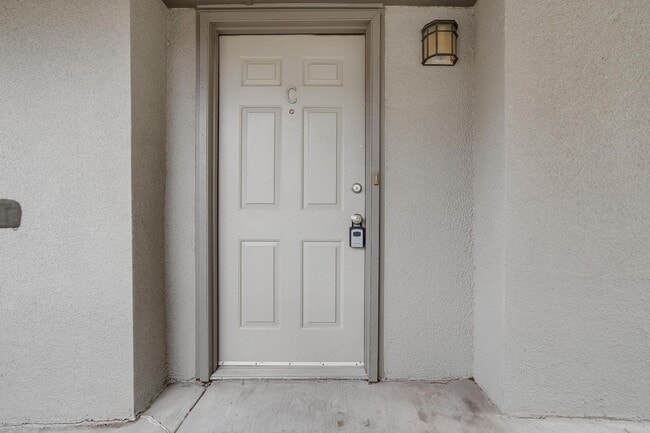 Building Photo - 2 Bed, 2 Bath Condo with Dedicated Parking...