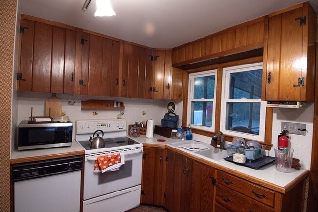 Building Photo - 227 Green River Rd