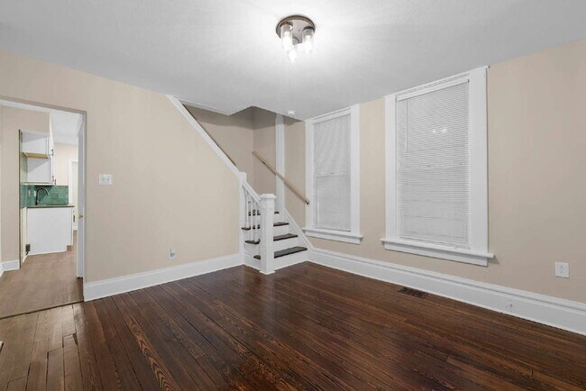 Building Photo - "Beautiful 3-Bedroom, 2-Full Bath Duplex Featuring Hardwood Floors and a Fenced Yard!"