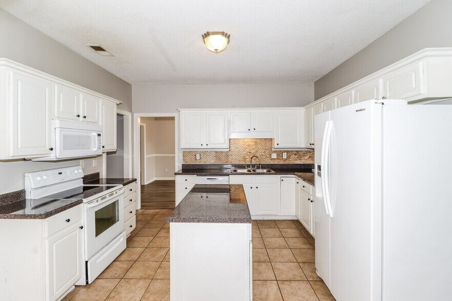 Building Photo - 1153 Hunters Green Cir S