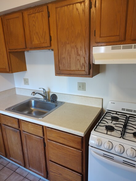 Plenty of up and lower cabinet storage - 830 Island Ct