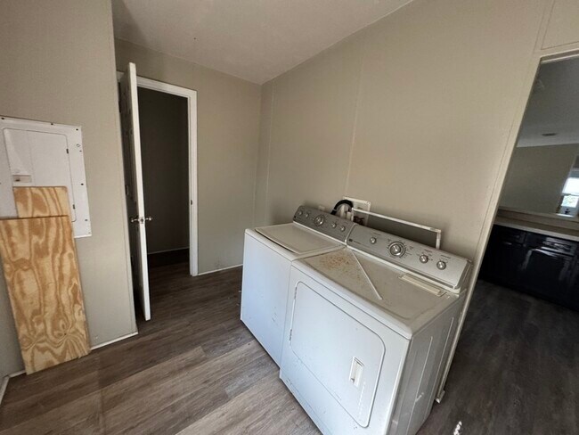 Building Photo - 237 Temple Cir W