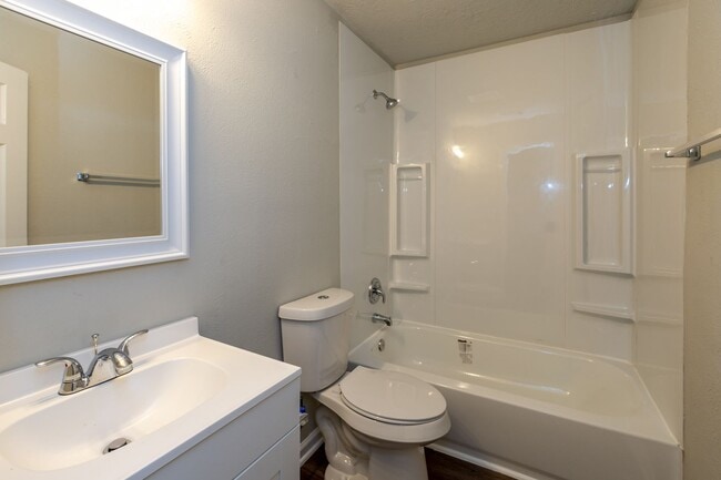 Building Photo - Just Renovated! Close to Hwy 287 Immediate...