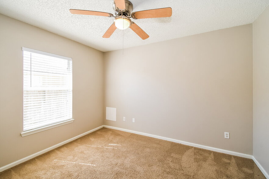 Building Photo - 7533 International Village Dr