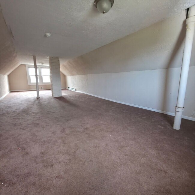 Building Photo - 2064 Halstead Ave