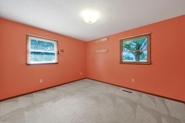 Building Photo - Lovely 3 Bed 2 Bath Ranch Home on Large Lot!