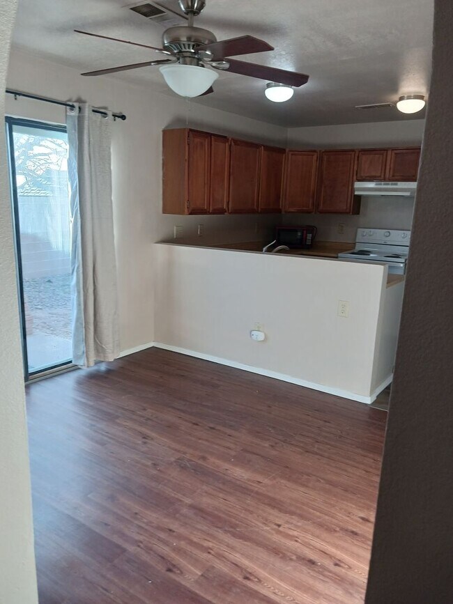 Building Photo - AFFORDABLE & CUTE!