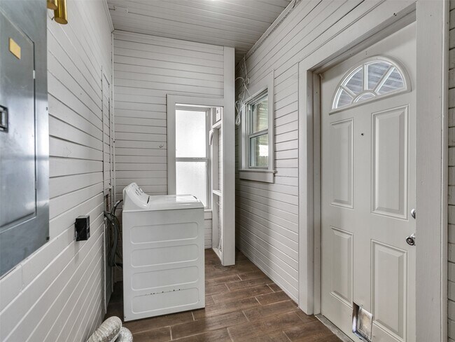 Building Photo - 4625 Bell St