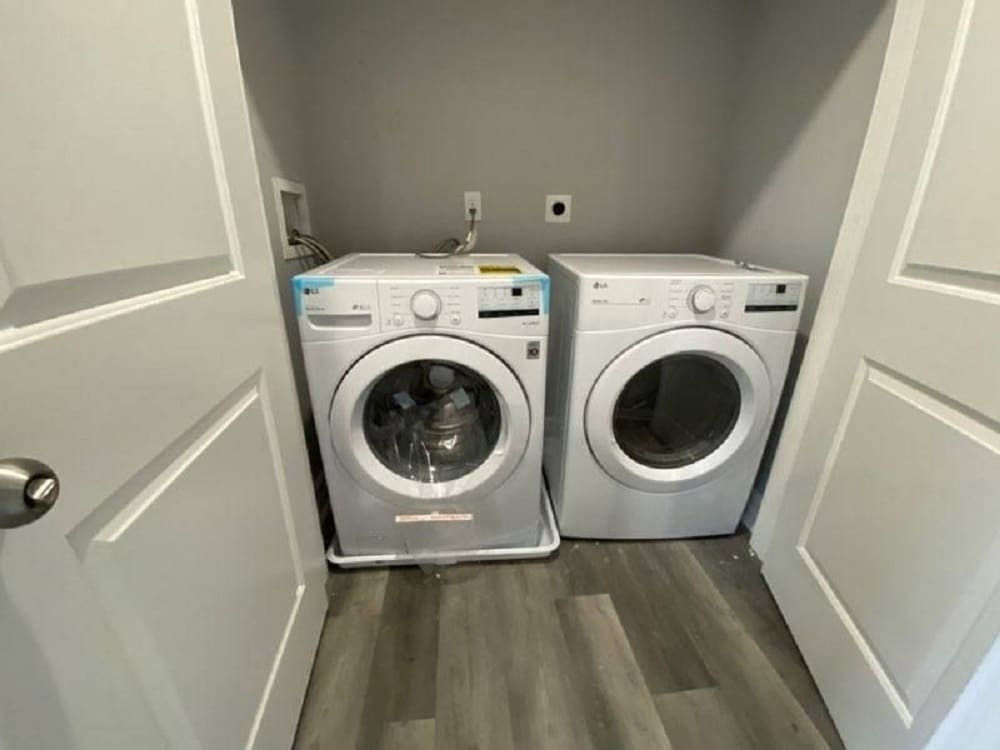 washer/dryer - 3372 Webster Ave