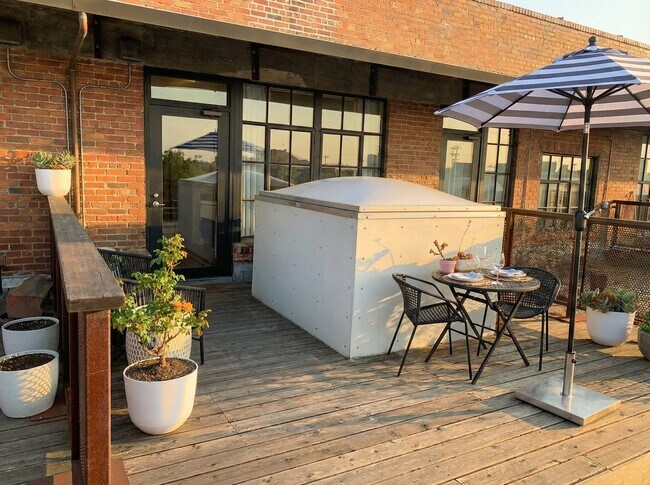 Building Photo - Authentic Industrial Living at the Historic Lofts Steps from Lake Merritt