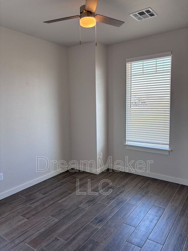 Building Photo - 900 Apple Blossom Wy