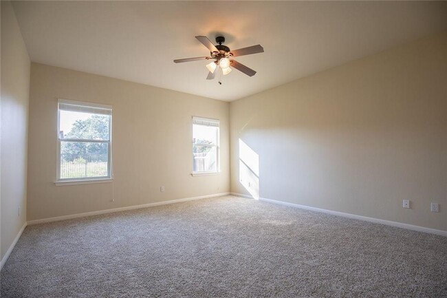 Building Photo - 14825 Fernhill Dr