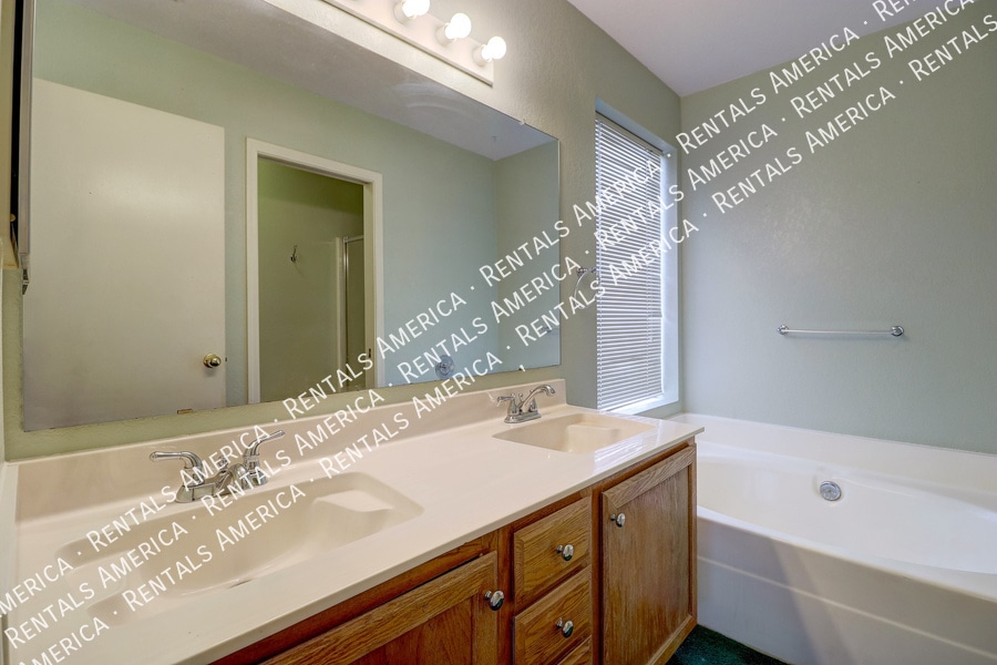 Building Photo - 2517 W Knox Rd