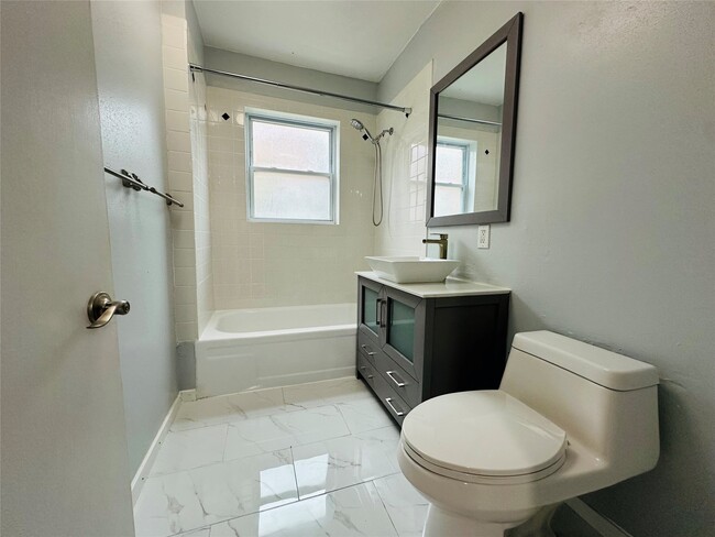 Building Photo - 401 W Saulnier St