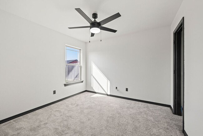 Building Photo - Charming 3-Bed Home in Rogers – Spacious Yard, Modern Comfort, Great Location