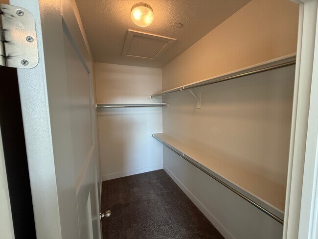 Building Photo - 1070 E Riches Ave